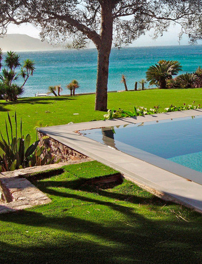 Gazon synthétique au bord d'une piscine