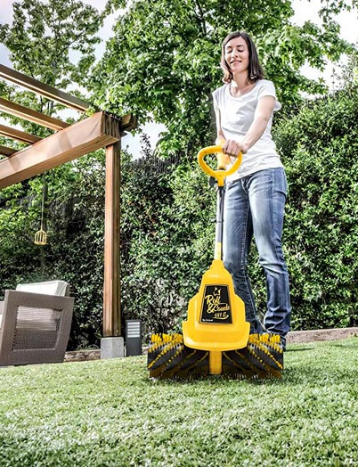 Redresser les fibres de gazon synthétique