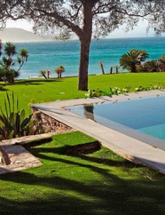 Gazon synthétique au bord d'une piscine