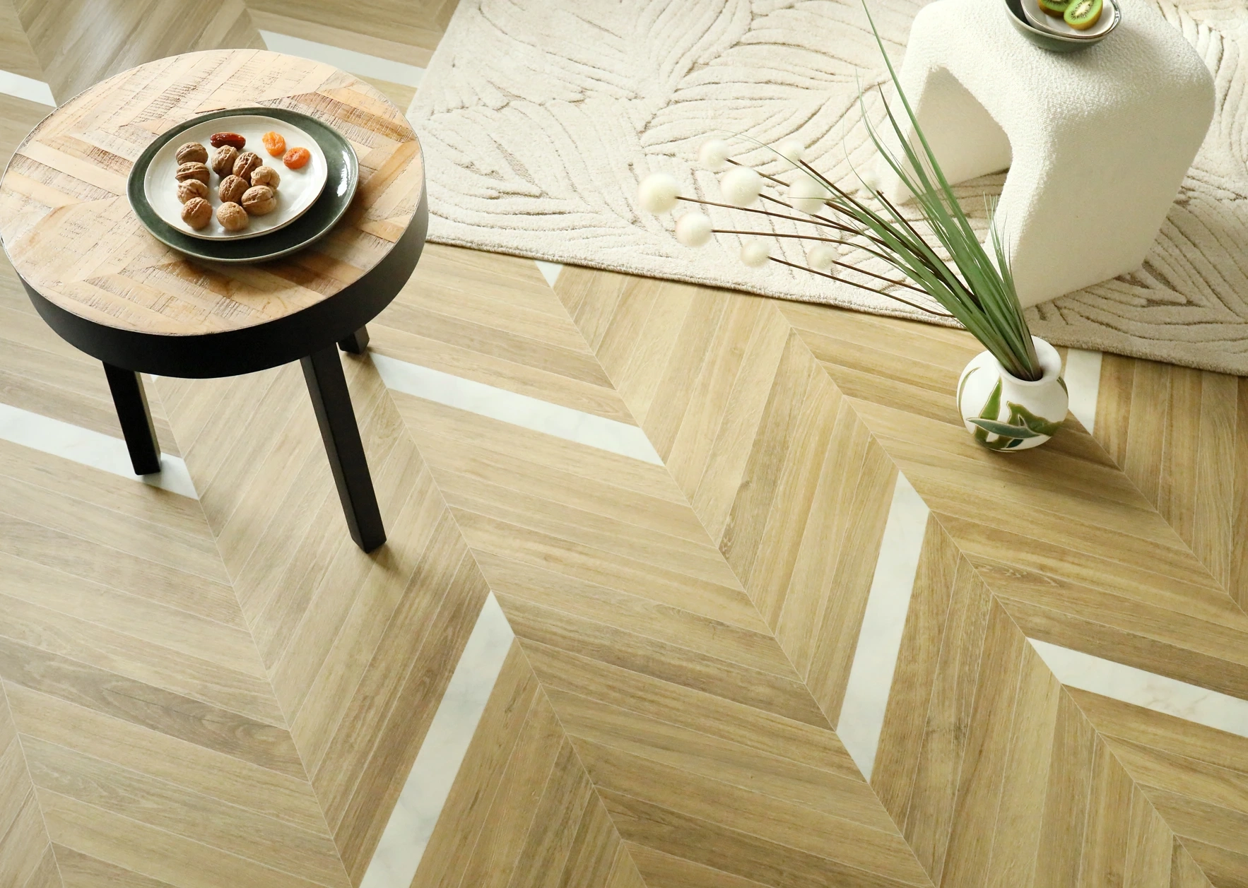 Décoration intérieure sur sol en PVC éco-conçu à chevrons effet marbre et chêne blanc naturel