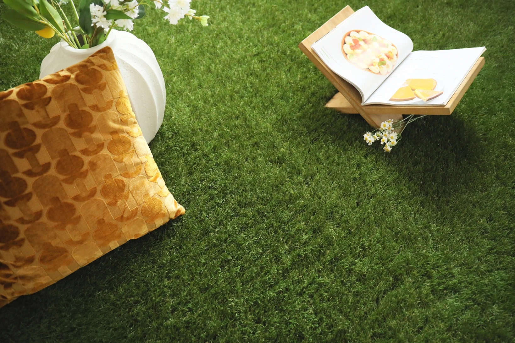 Gazon synthétique Home en gros plan dans une ambiance chic et apaisante
