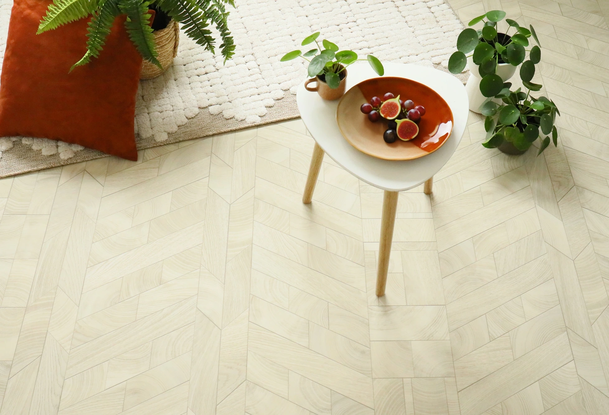 Décoration intérieure sur sol en PVC éco-conçu effet lamelles de bois naturel