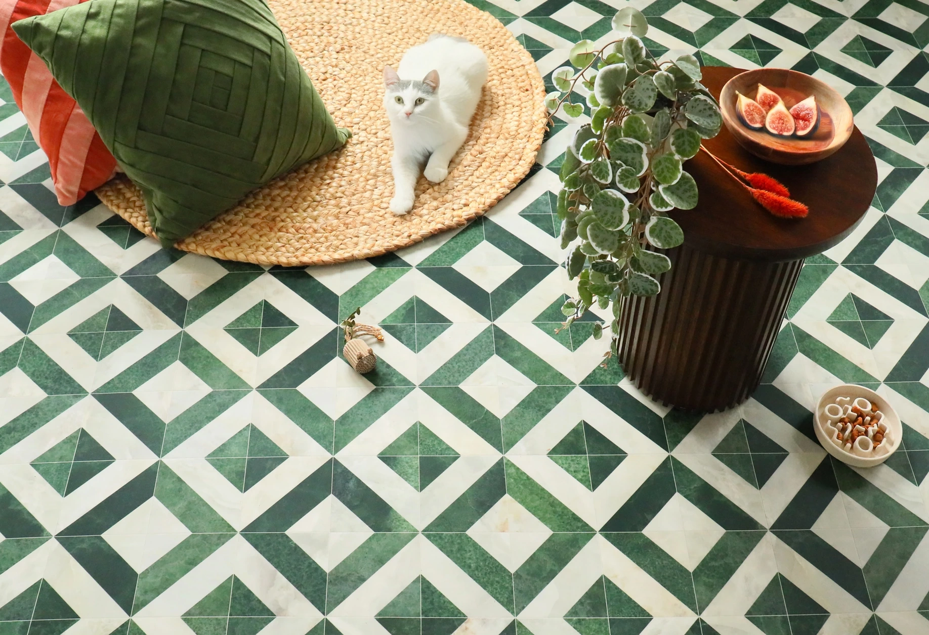 Décoration intérieure sur sol en PVC éco-conçu à motifs losanges marbre blanc et vert