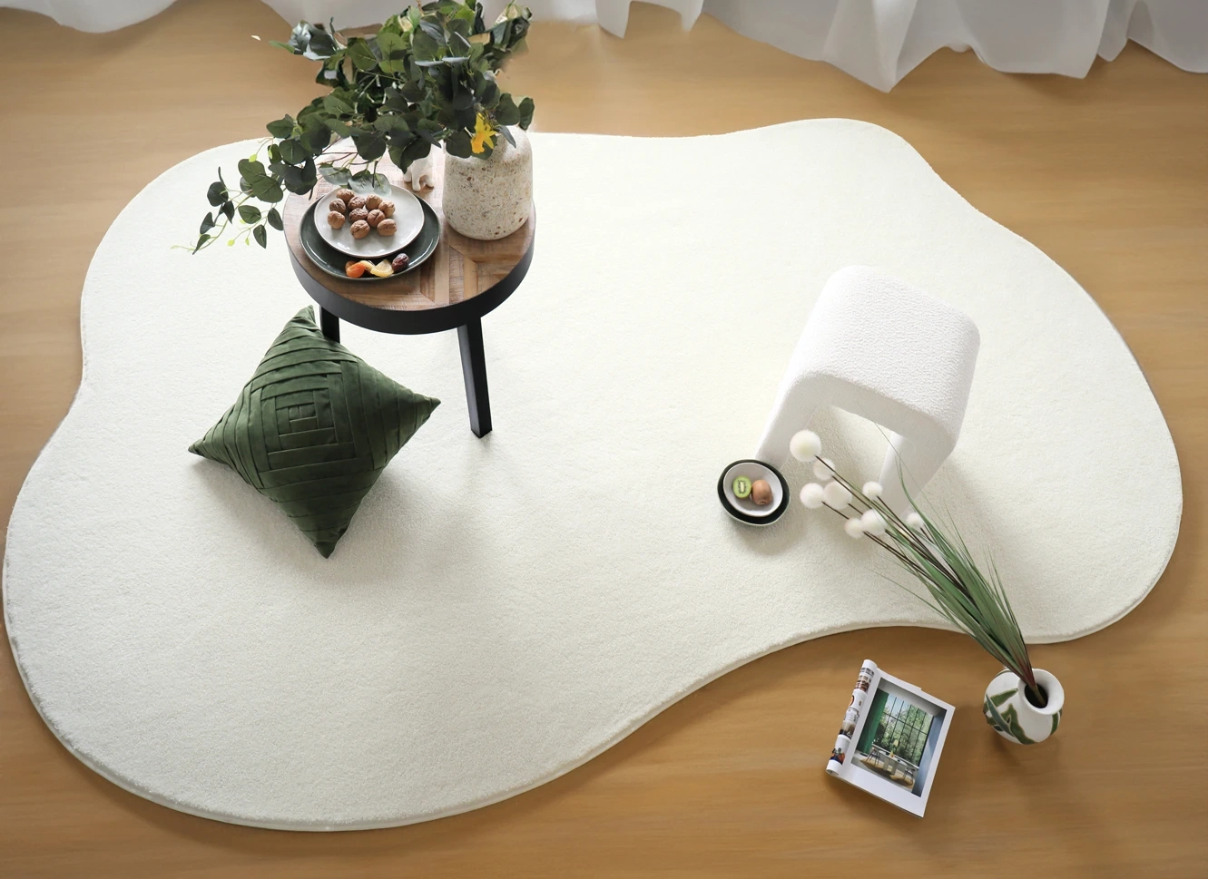 Ambiance simple et moderne d'un tapis de forme organique blanc
