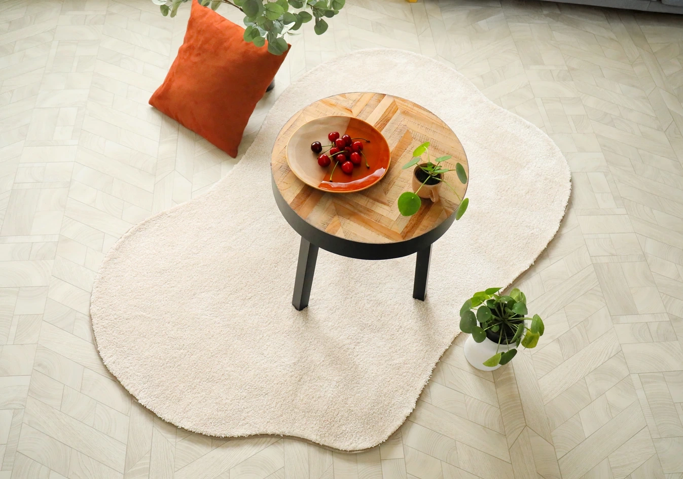 Ambiance chic d'un tapis de forme organique creme