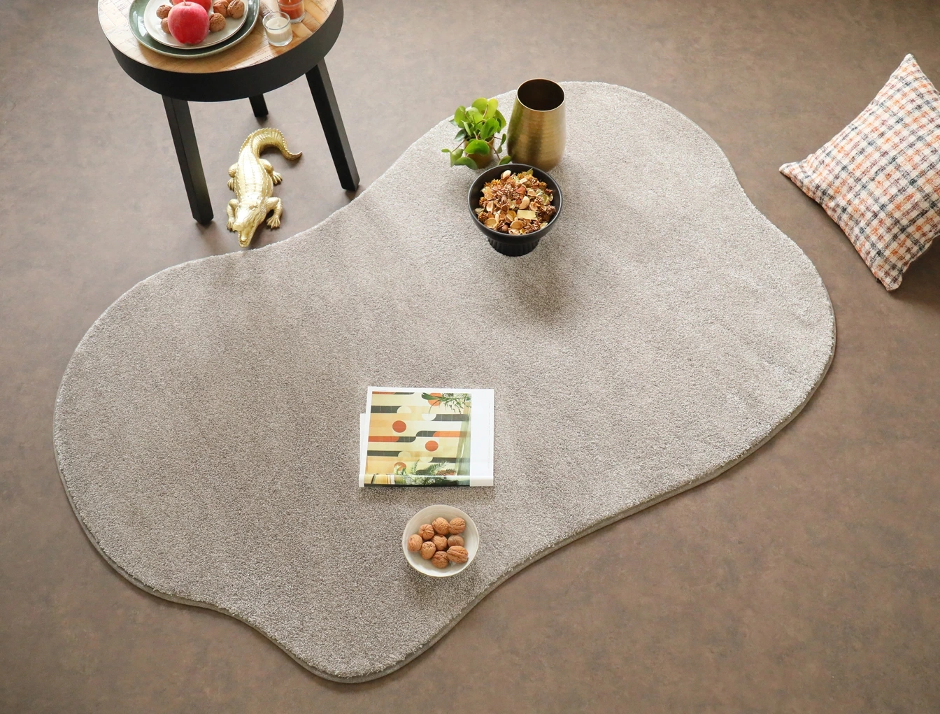 Ambiance chic et vintage d'un tapis de forme organique gris