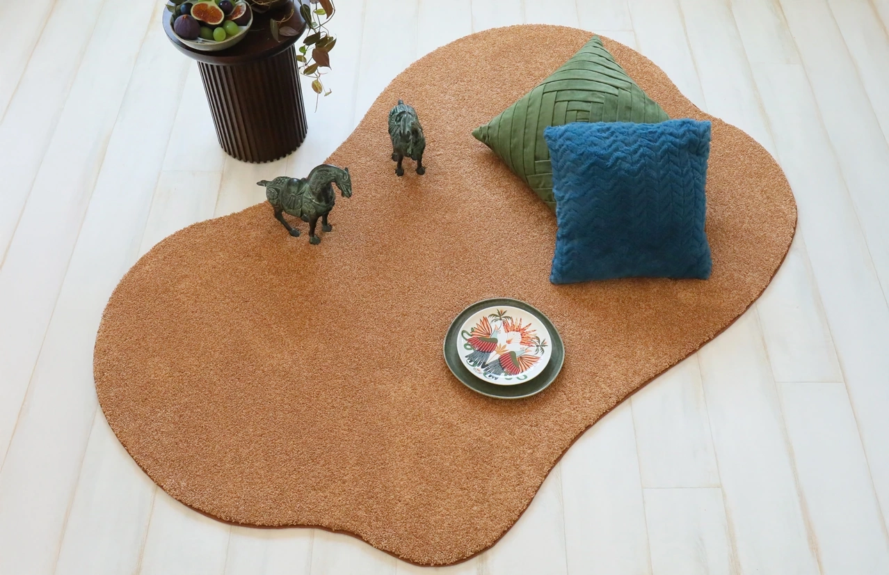 Ambiance chic d'un tapis de forme organique marron