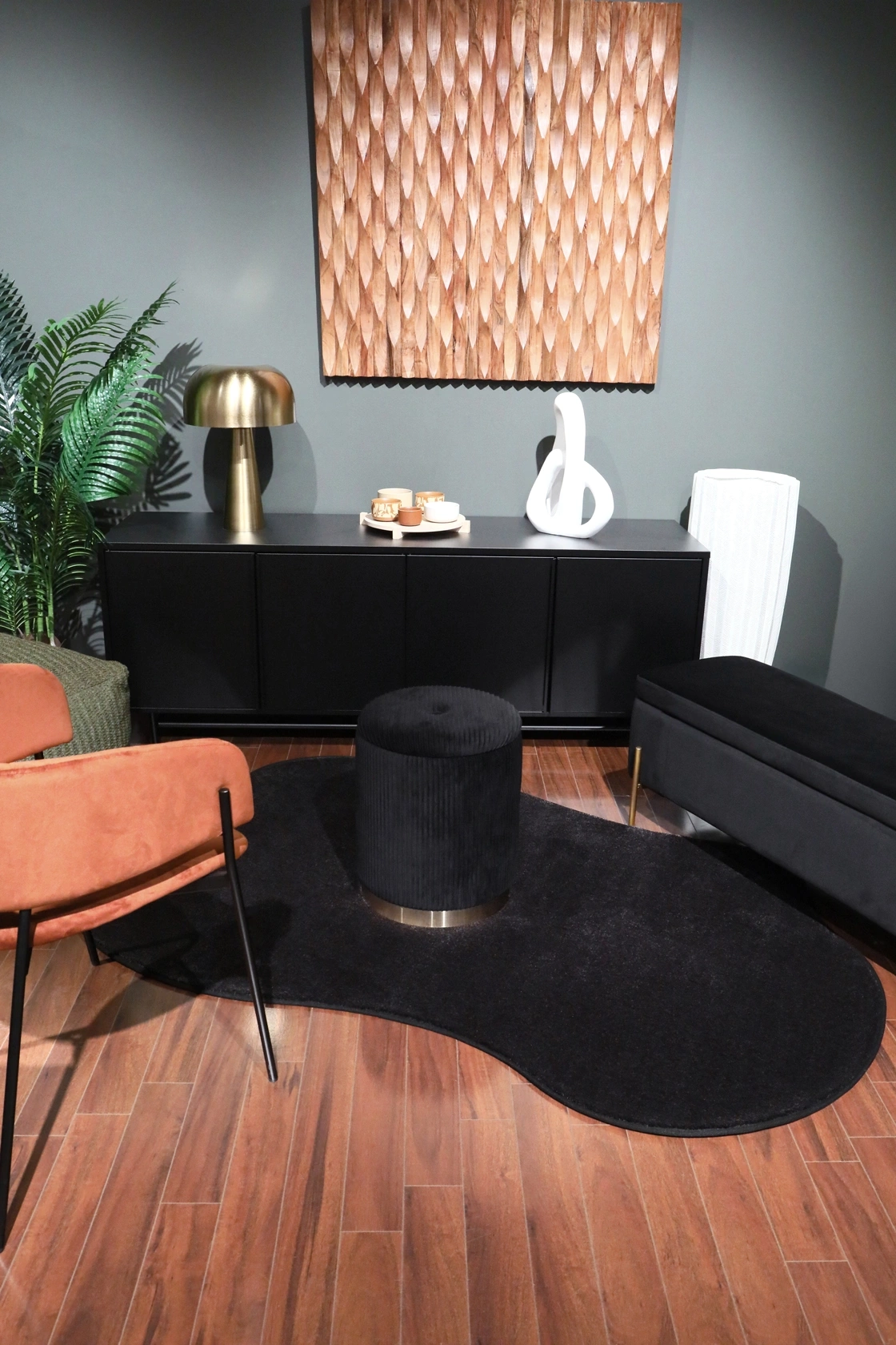 Ambiance très moderne et déco d'un tapis de forme organique noir