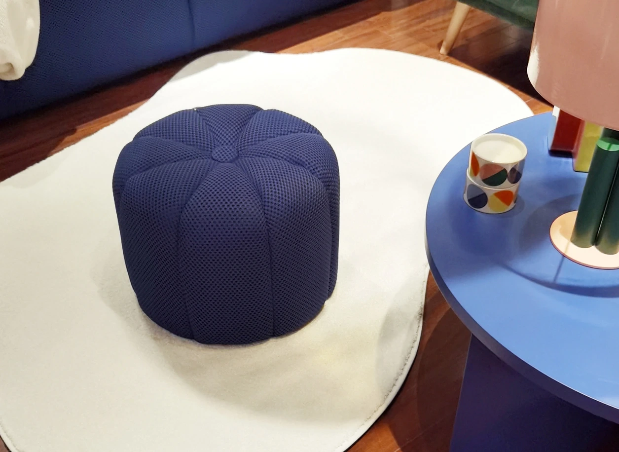 Ambiance colorée et retro d'un tapis de forme organique blanc