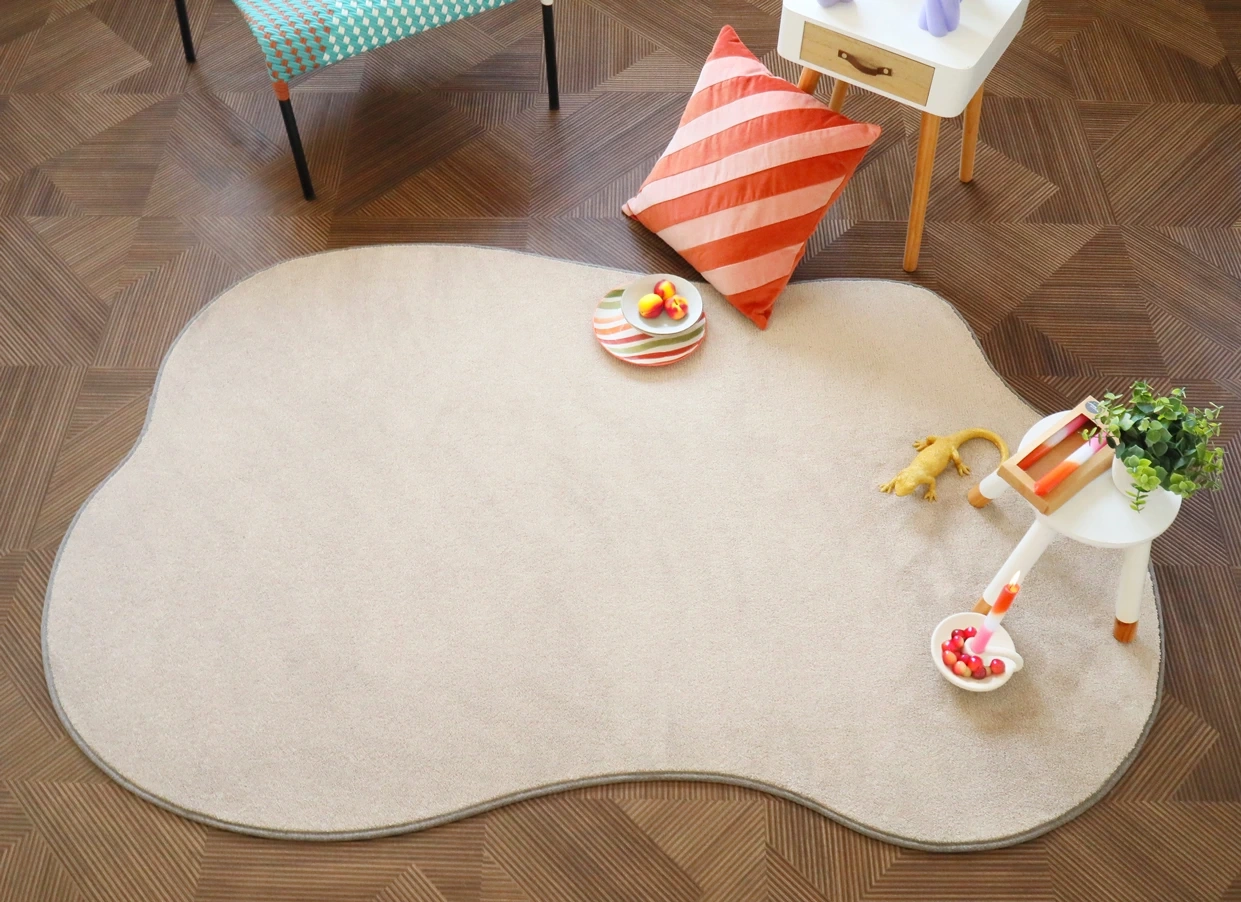 Ambiance vintage et retro d'un tapis de forme organique blanc