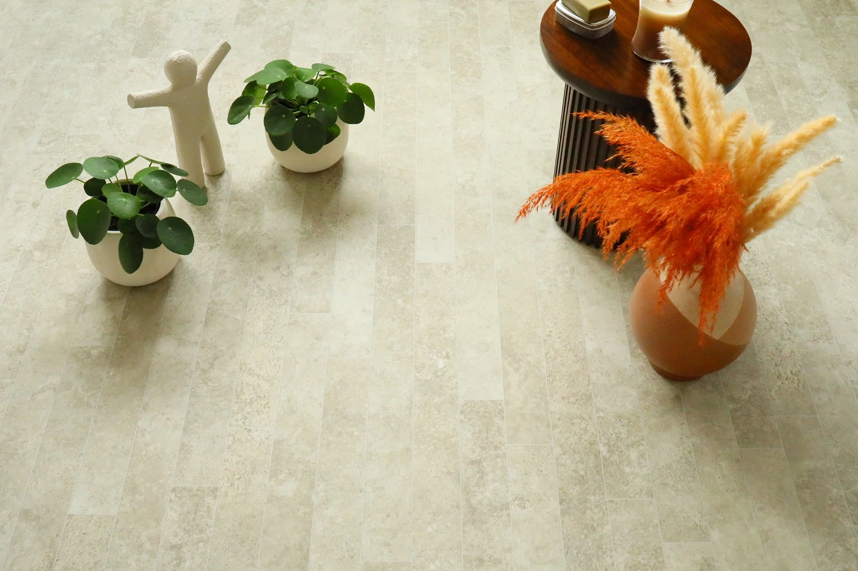 Décoration intérieure sur sol en PVC éco-conçu effet travertin naturel contemporain