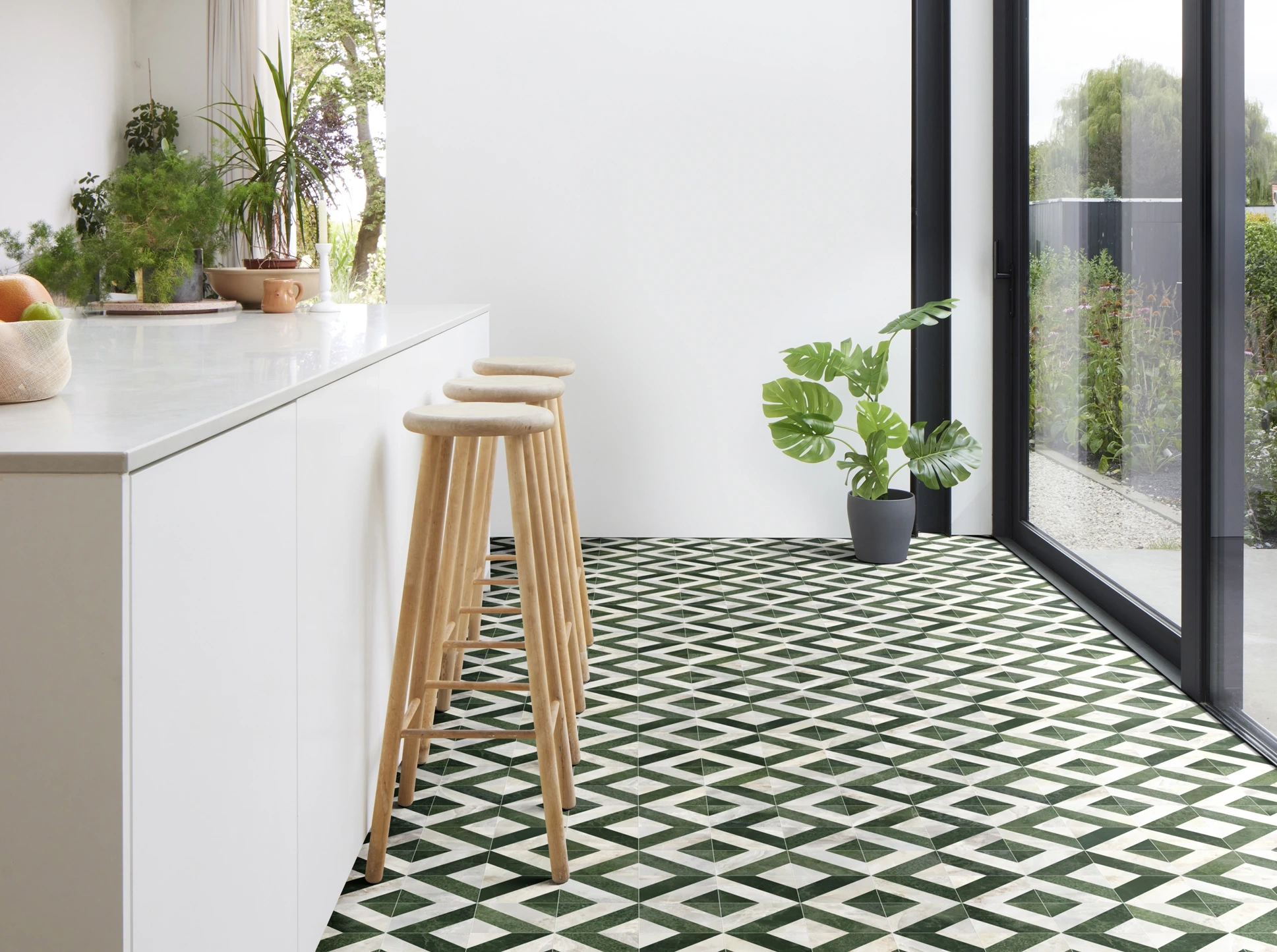 Bar moderne et lumineux avec sol en PVC éco-conçu à motifs losanges marbre blanc et vert