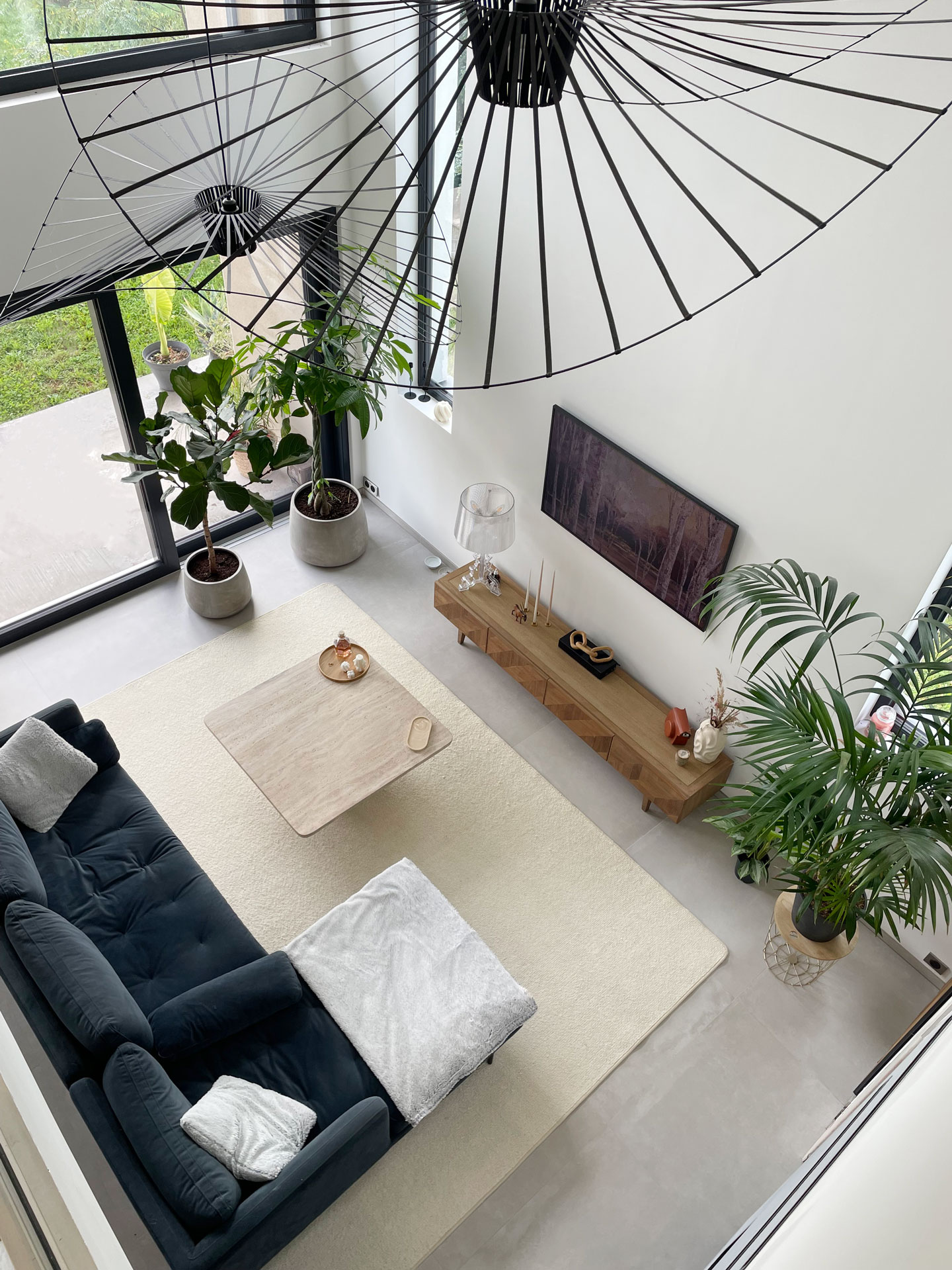 Cuisine rétro avec sol aux motifs vintage blanc et terracotta