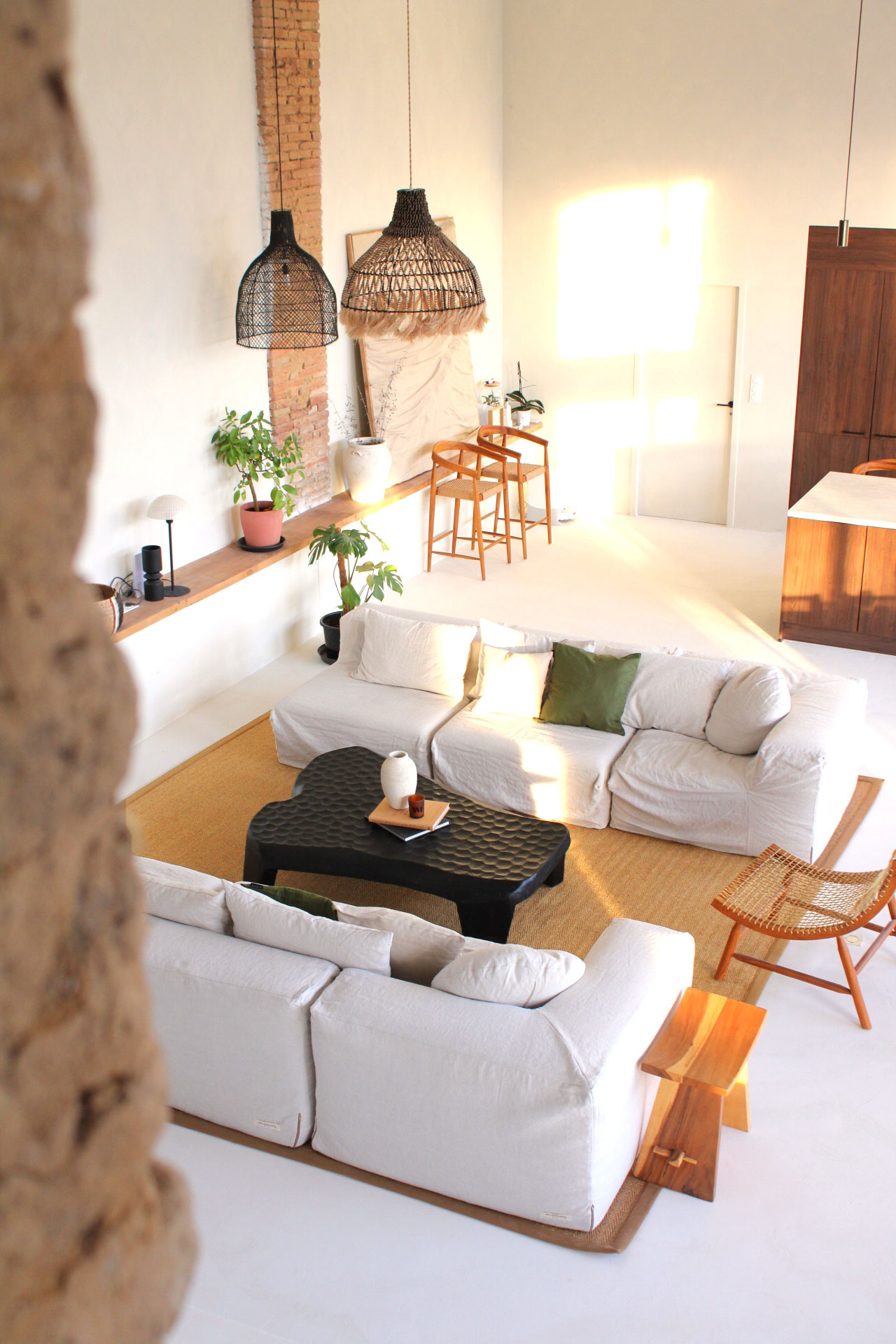 Couloir rétro avec sol aux motifs vintage blanc et vert