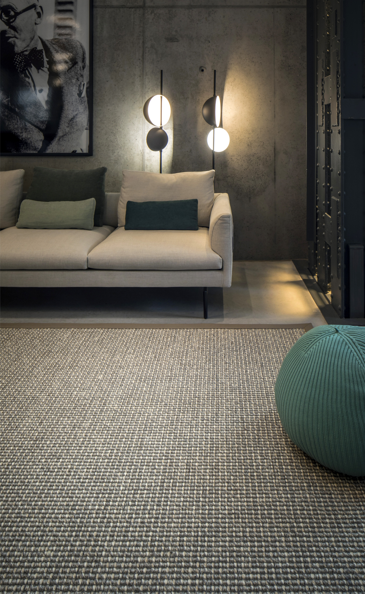 Salon rétro avec sol aux motifs vintage blanc et terracotta avec un chien