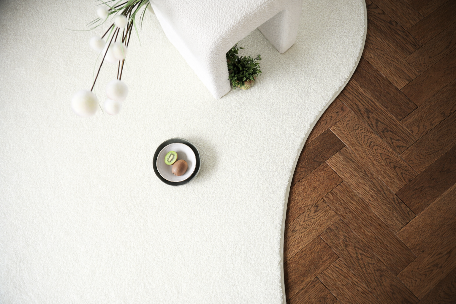 Cuisine rétro avec sol aux motifs vintage blanc et terracotta