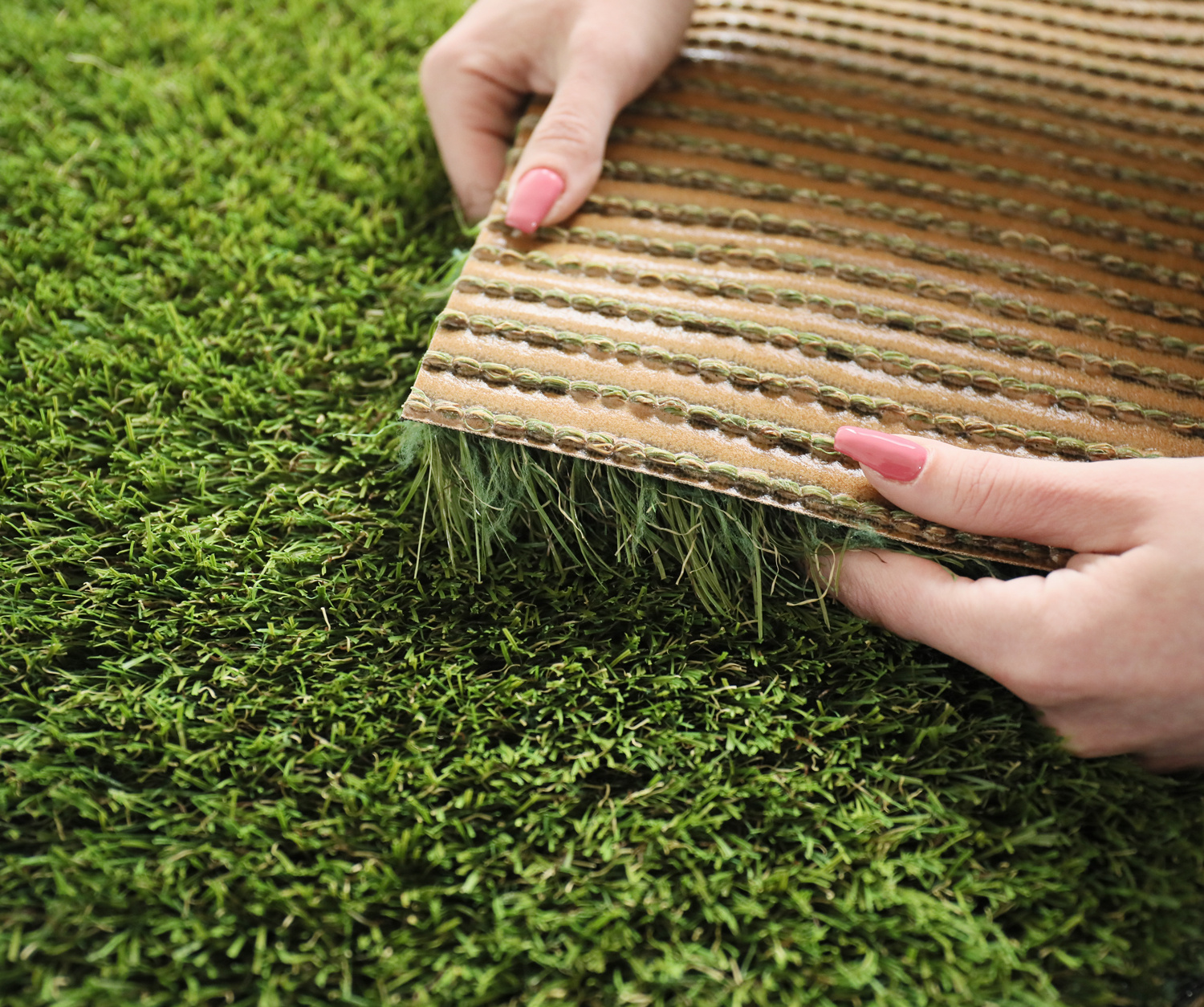 Envers d’un gazon synthétique pour usage professionnel