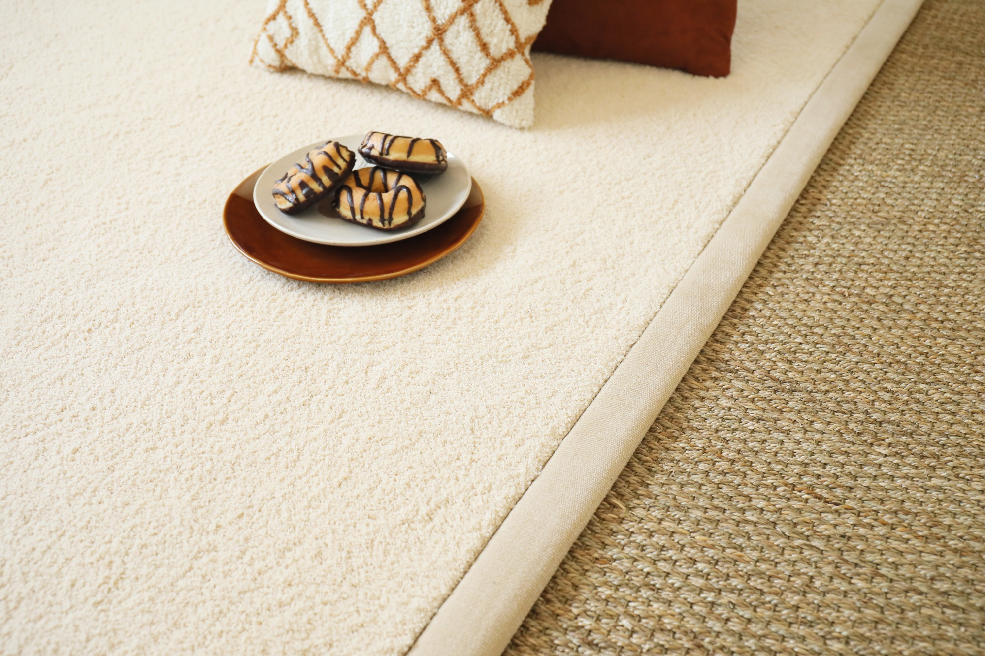 image d'un tapis sur mesure avec une finition ganse chenille