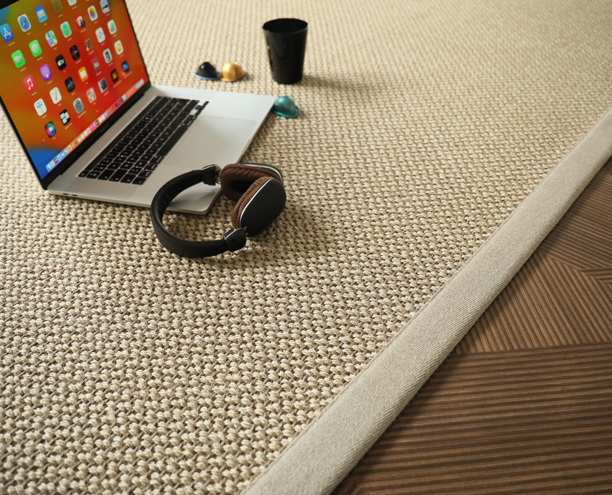 image d'un tapis sur mesure avec une finition ganse lin
