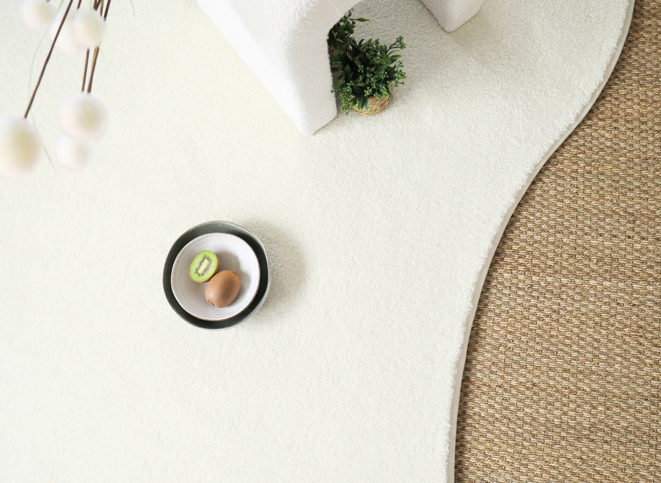 Vue du dessus d'un tapis de forme organique blanc