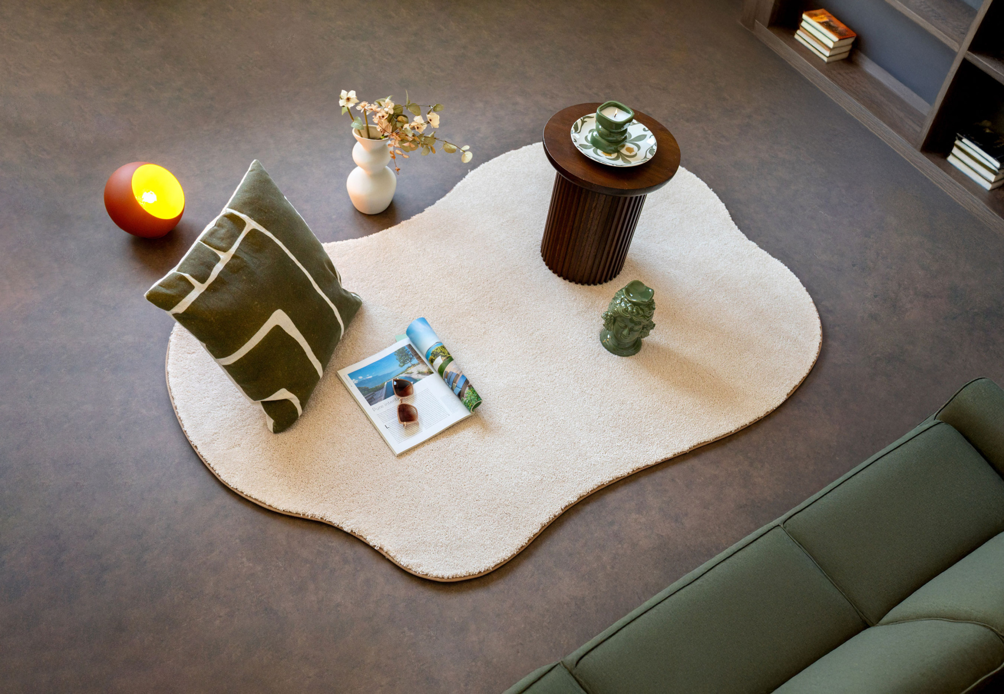 Ambiance vintage et moderne d'un tapis de forme organique blanc