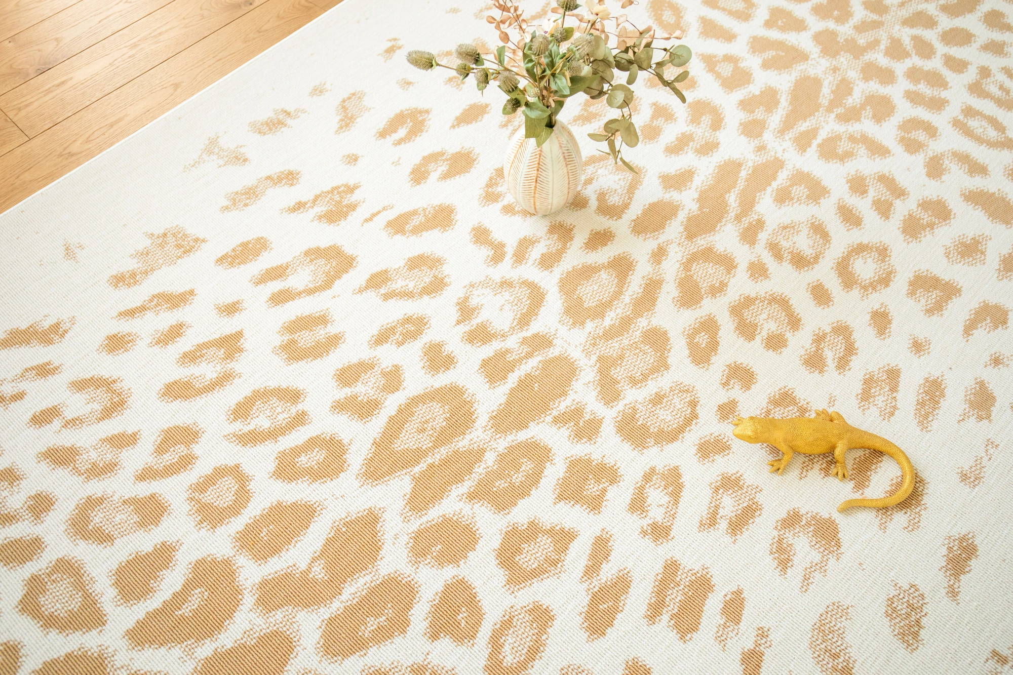 Ambiance du tapis Léopard crème & doré vu de près