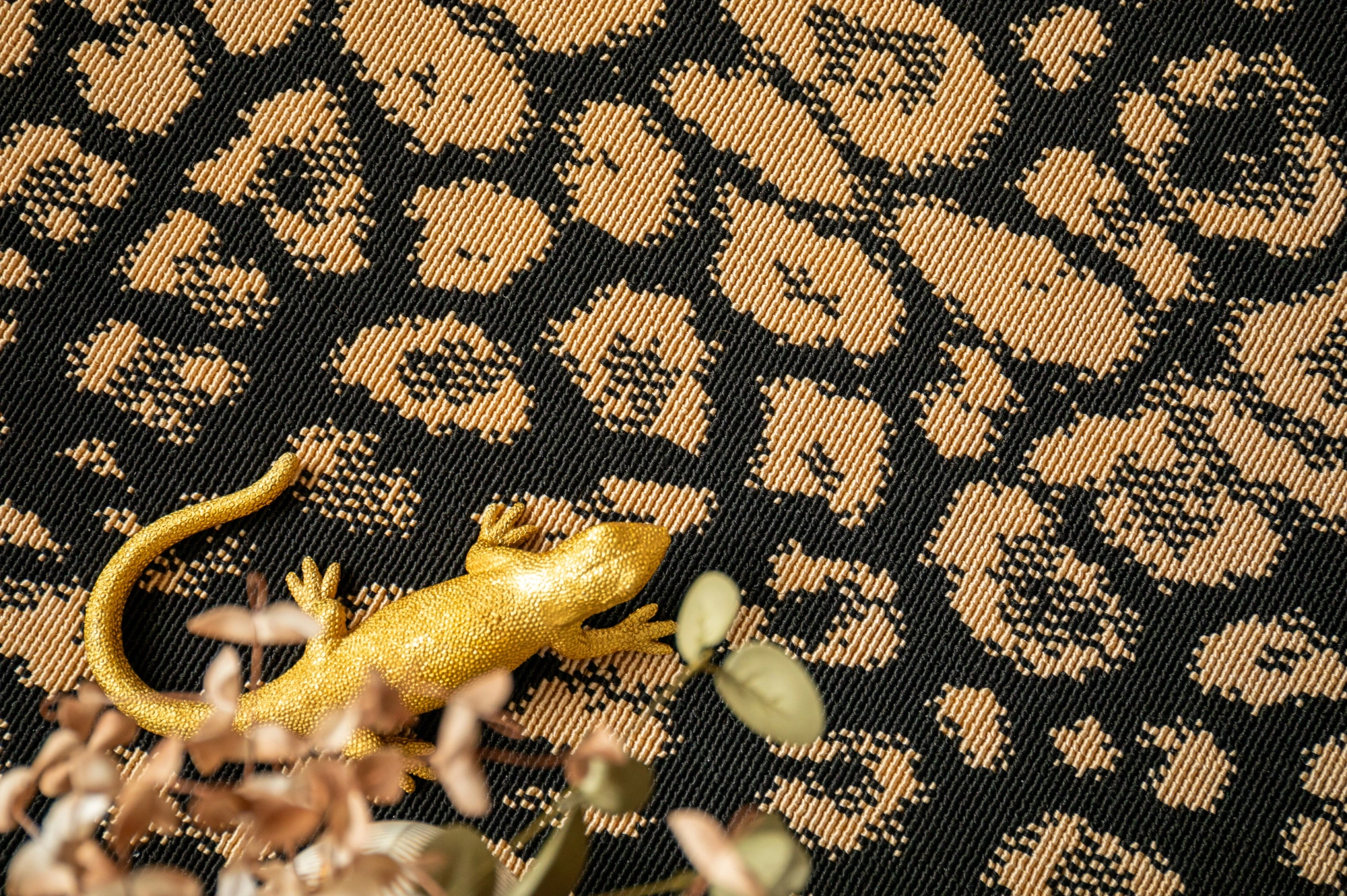 Ambiance du tapis Léopard noir & doré vu de près