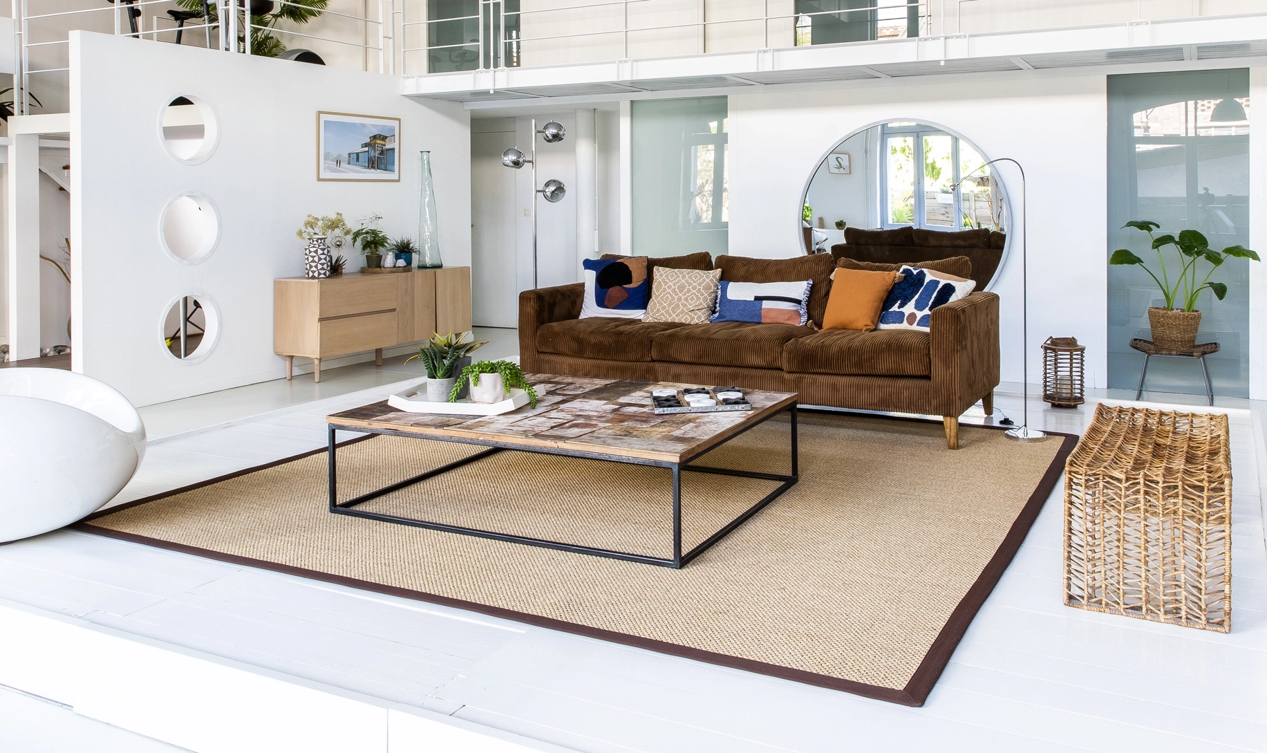 Tapis sur mesure Kidara grosses boucles en sisal fibre naturelle chaume dans un salon lumineux