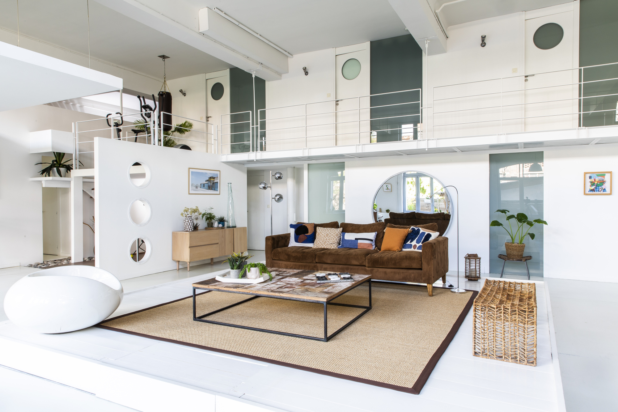 Salon moderne et chic avec un tapis de salon Léopard sauvage couleur Crème, marron & noir