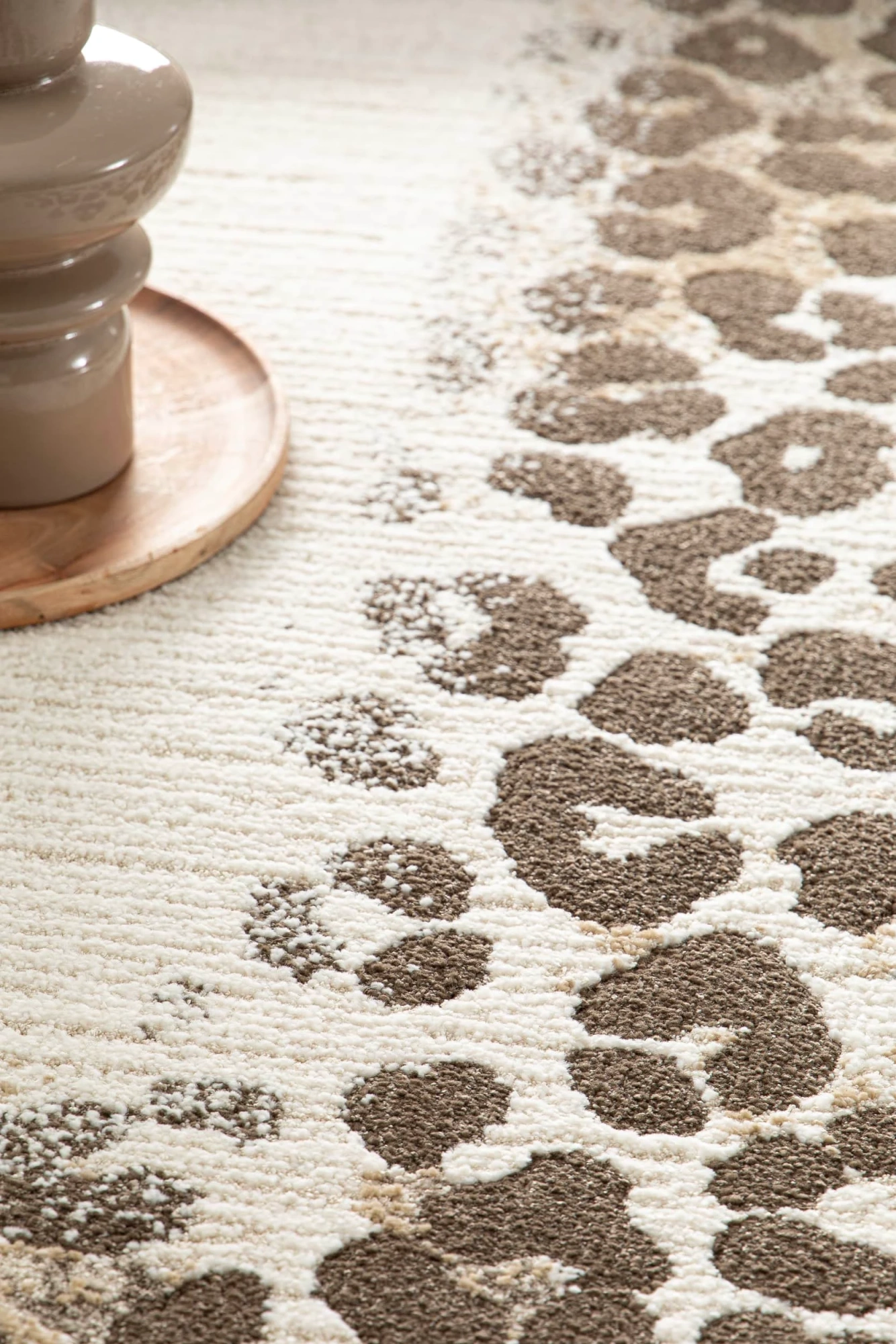 Ambiance du tapis Sauvage crème vu de près