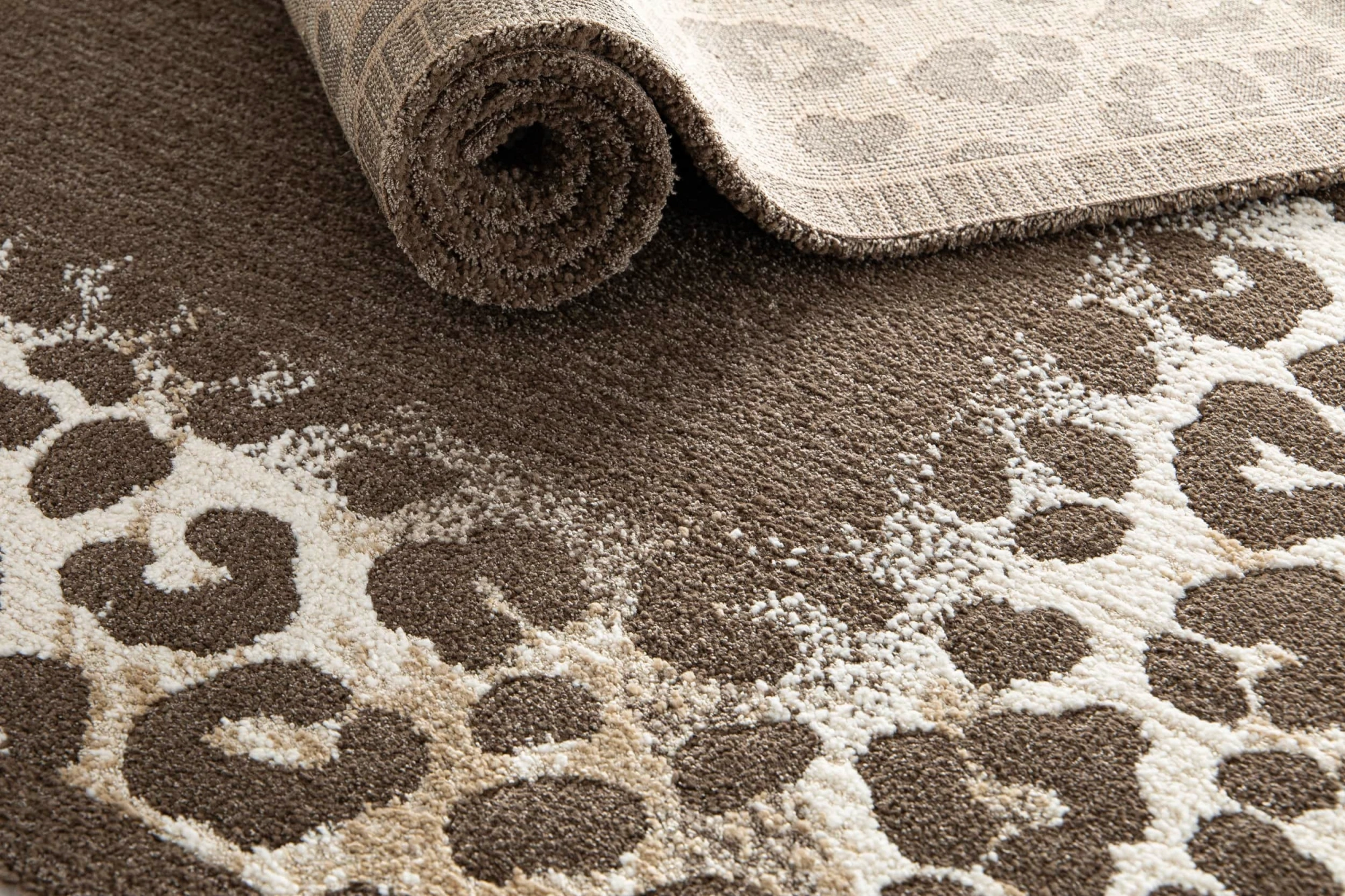 Ambiance du tapis Sauvage marron chocolat vu de près