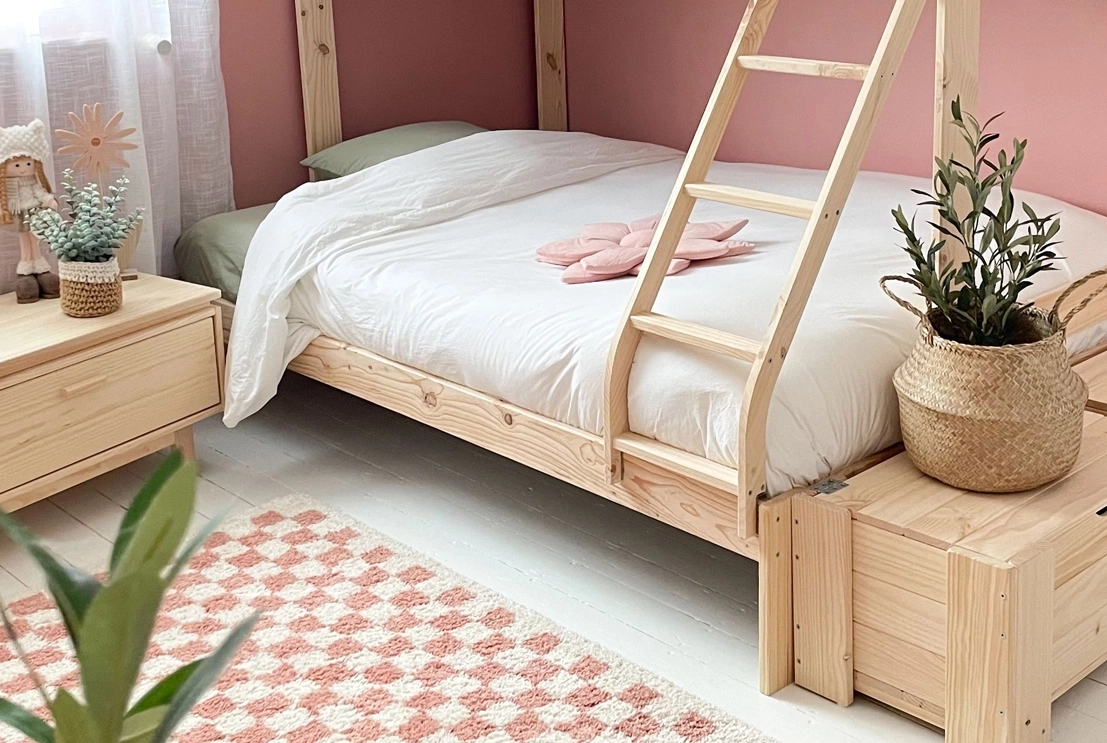 Tapis Colorama blanc et rose vintage dans une chambre moderne et colorée