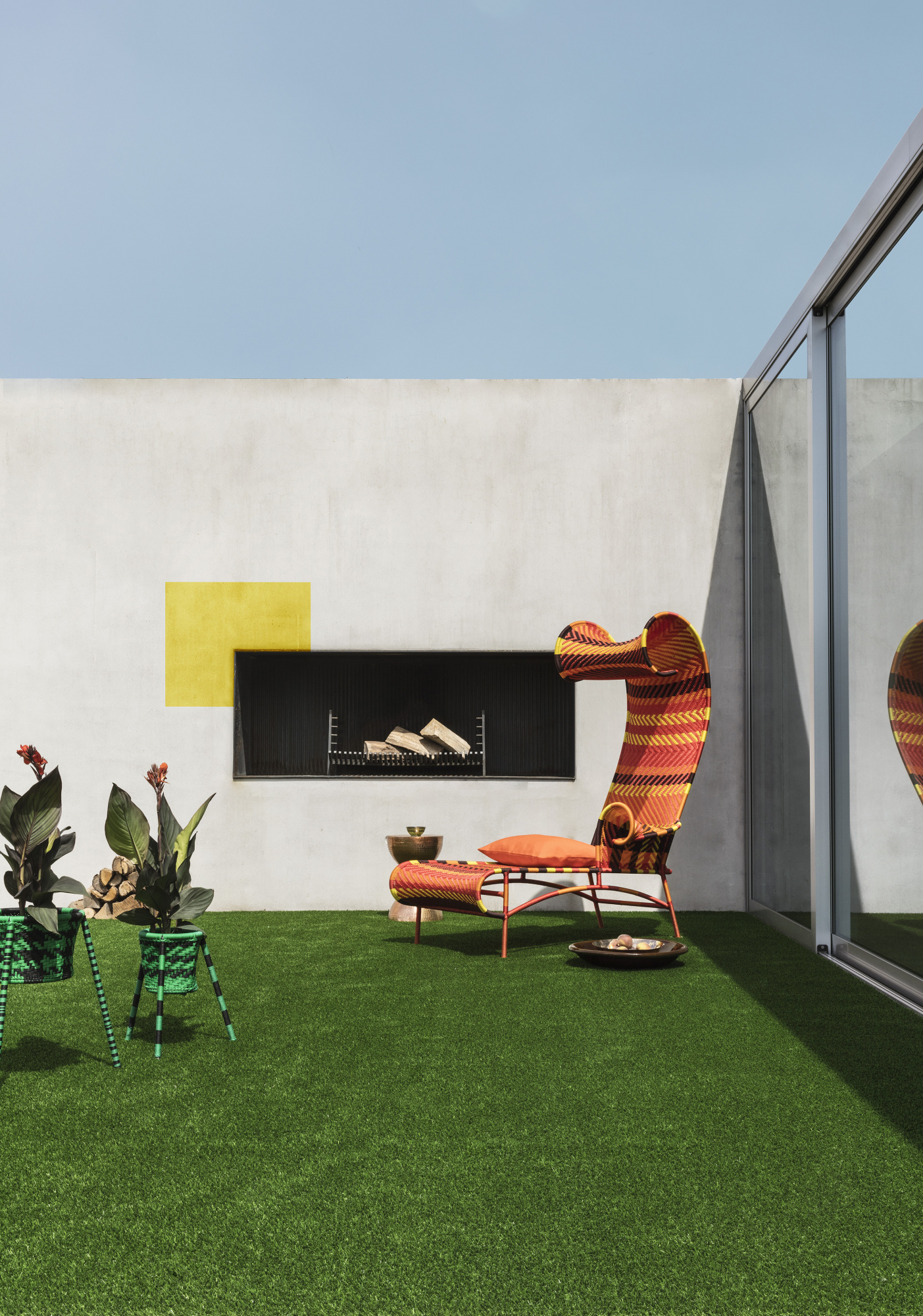 Rooftop recouvert de gazon synthétique baigné de soleil