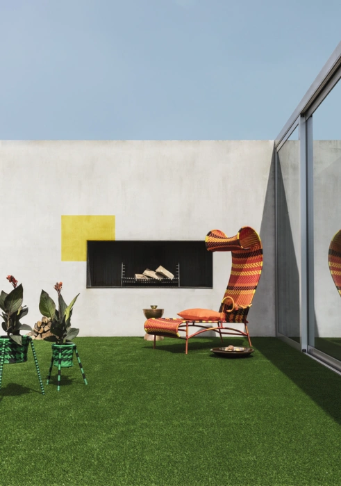 Rooftop recouvert de gazon synthétique baigné de soleil