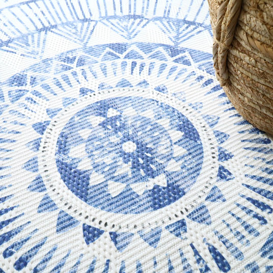 Tapis rond en coton blanc à franges - Aztèque - Motifs bleu - Vue de près
