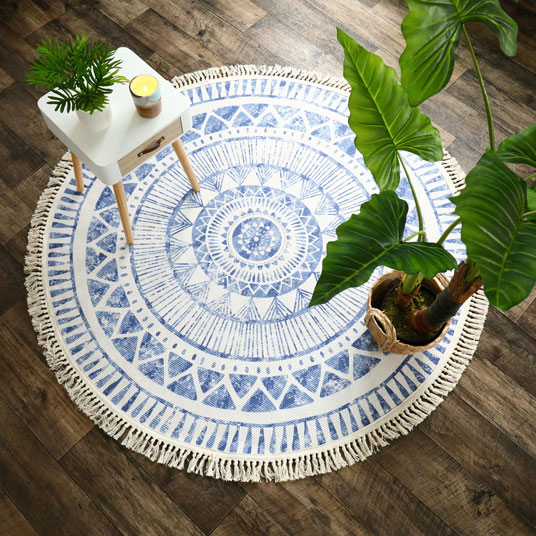 Tapis rond en coton blanc à franges - Aztèque - Motifs bleu - Vue de loin
