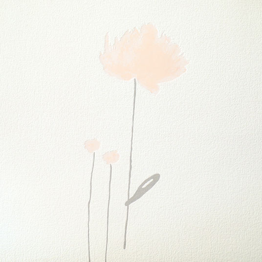 Papier peint expansé sur intissé - Basique - Motif floral rose tendre et gris - gros plan