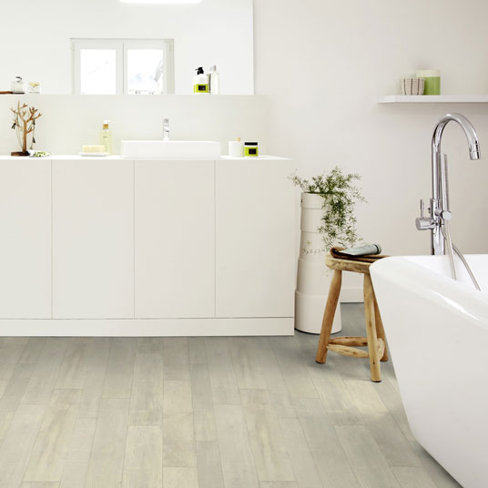 Sol PVC Smart - Atelier aspect bois vintage blanc - Salle de bain