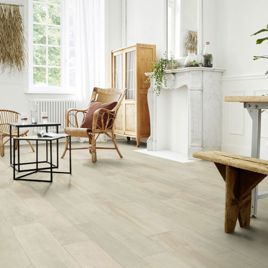 Sol PVC Smart - Atelier aspect bois vintage blanc - Espace détente