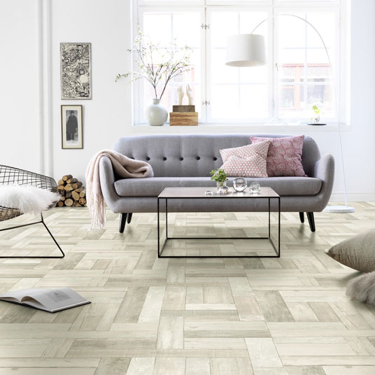 Sol PVC Smart - Atelier aspect bois recyclé blanc - Ambiance salon