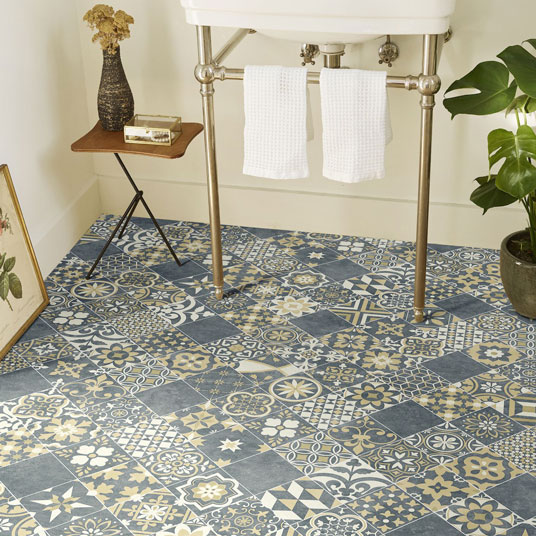 Sol Vinyle Textile Relief 3D - Carreaux de ciment floral bleu foncé et ocre - Salle de bain