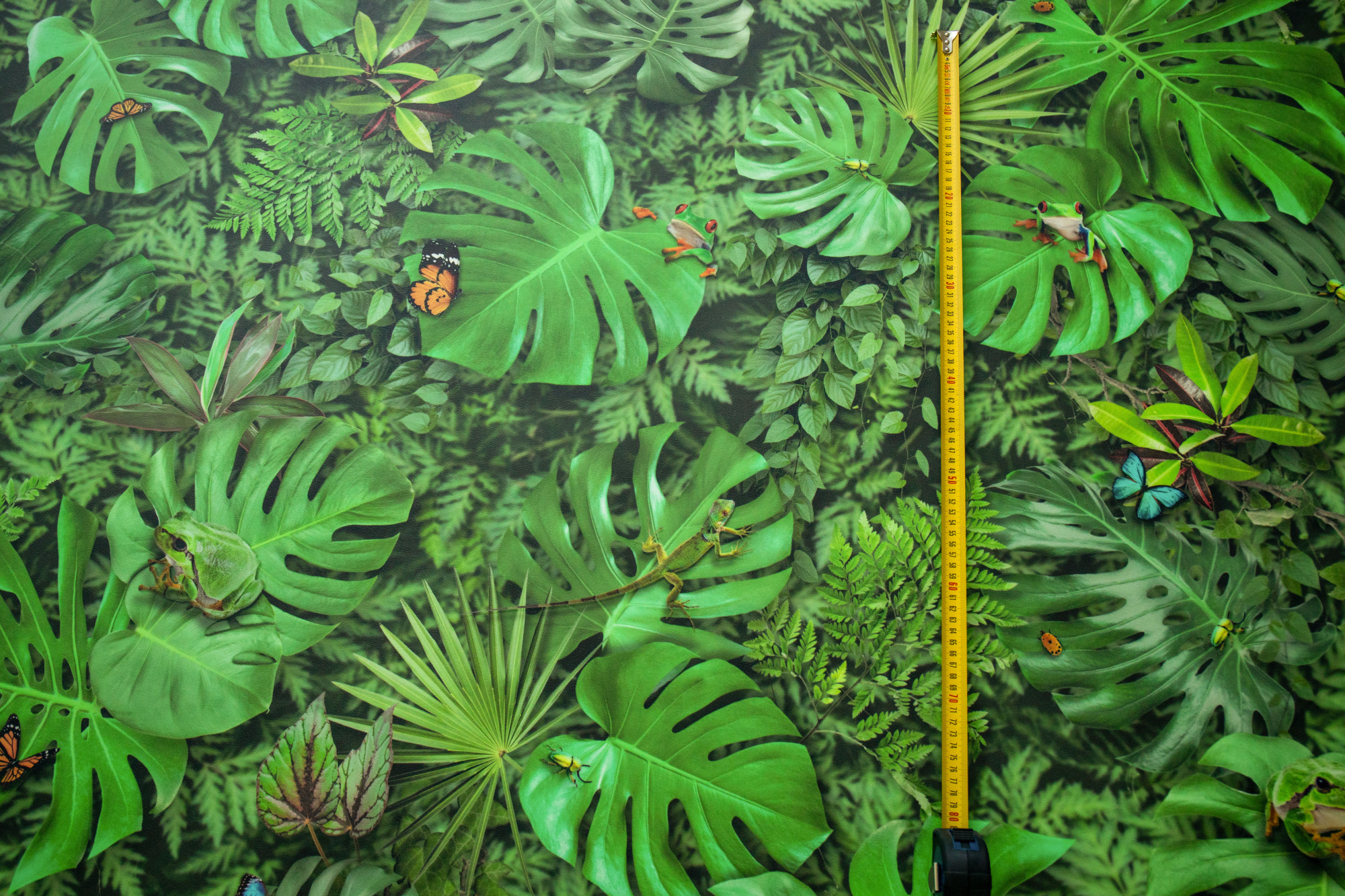 Sol Vinyle Textile Relief 3D imprimé Faune et flore tropicale, vue détail du motif avec échelle