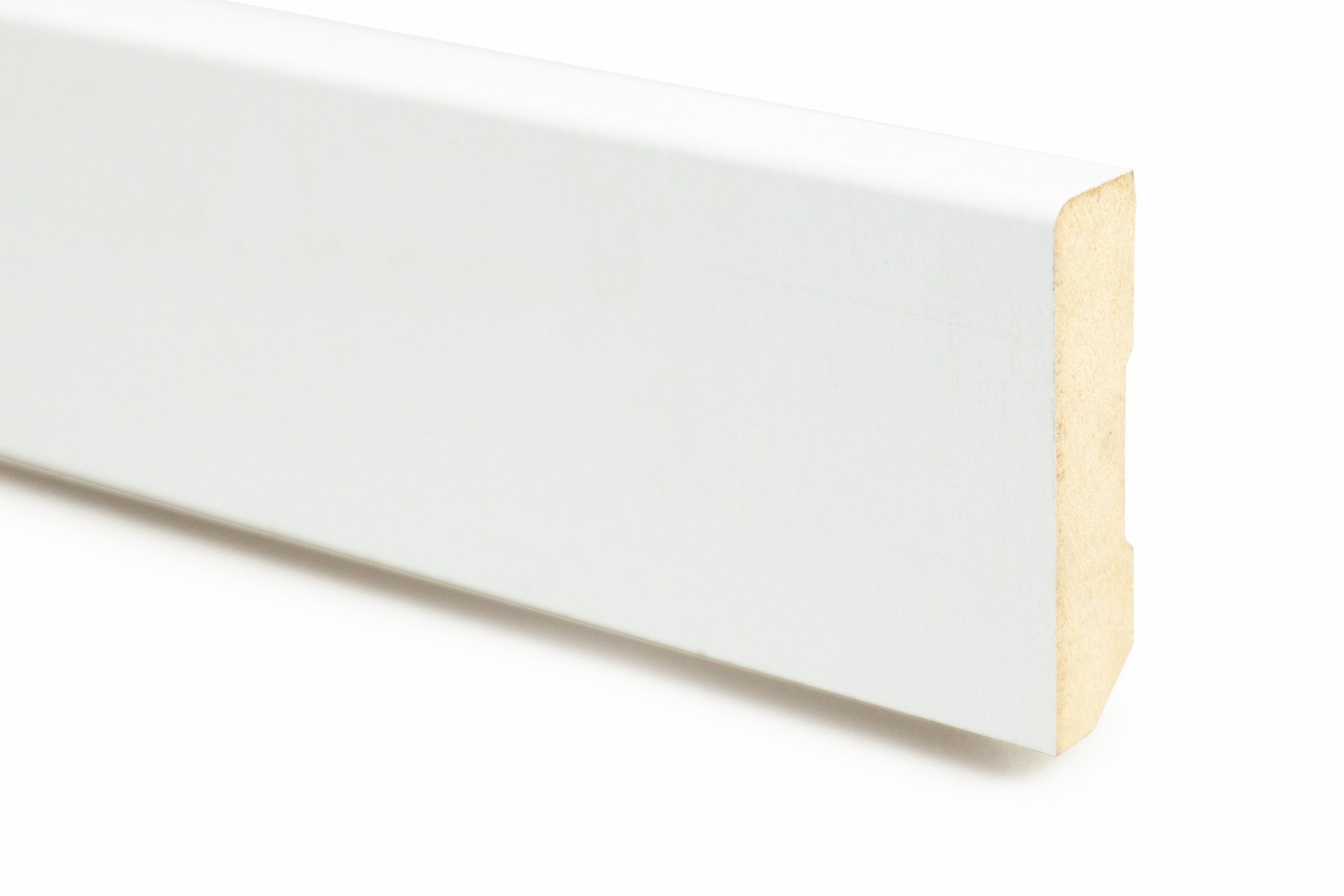Profil de plinthe blanche à peindre, conçu pour compléter élégamment la pose d’un parquet