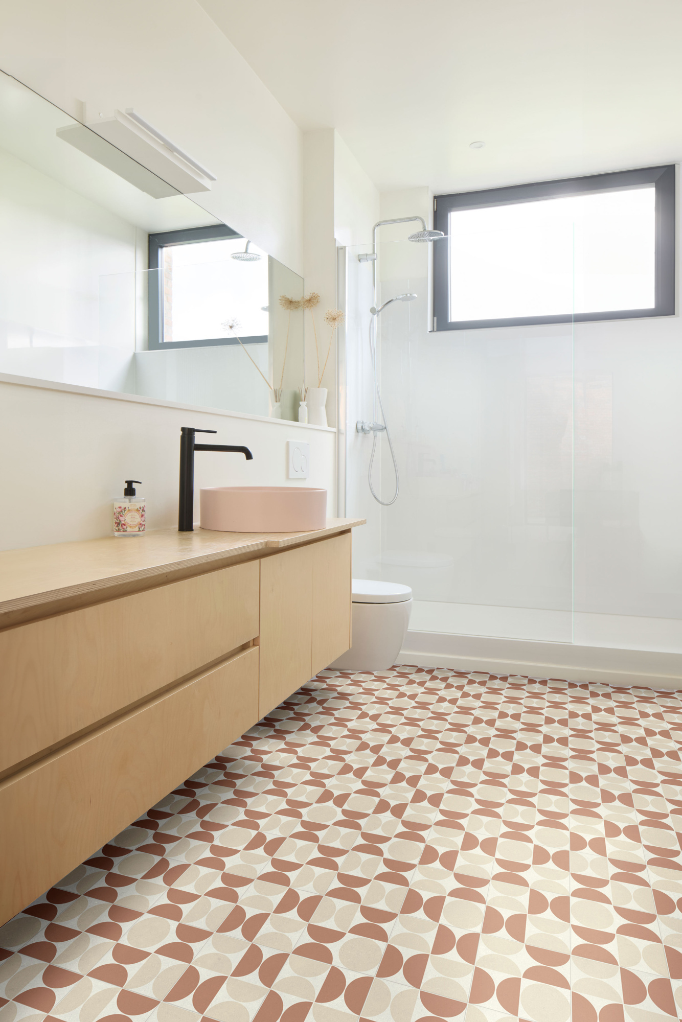 Tapis sur mesure vinyle - Atelier Bauhaus - Terracotta dans une salle de bain moderne