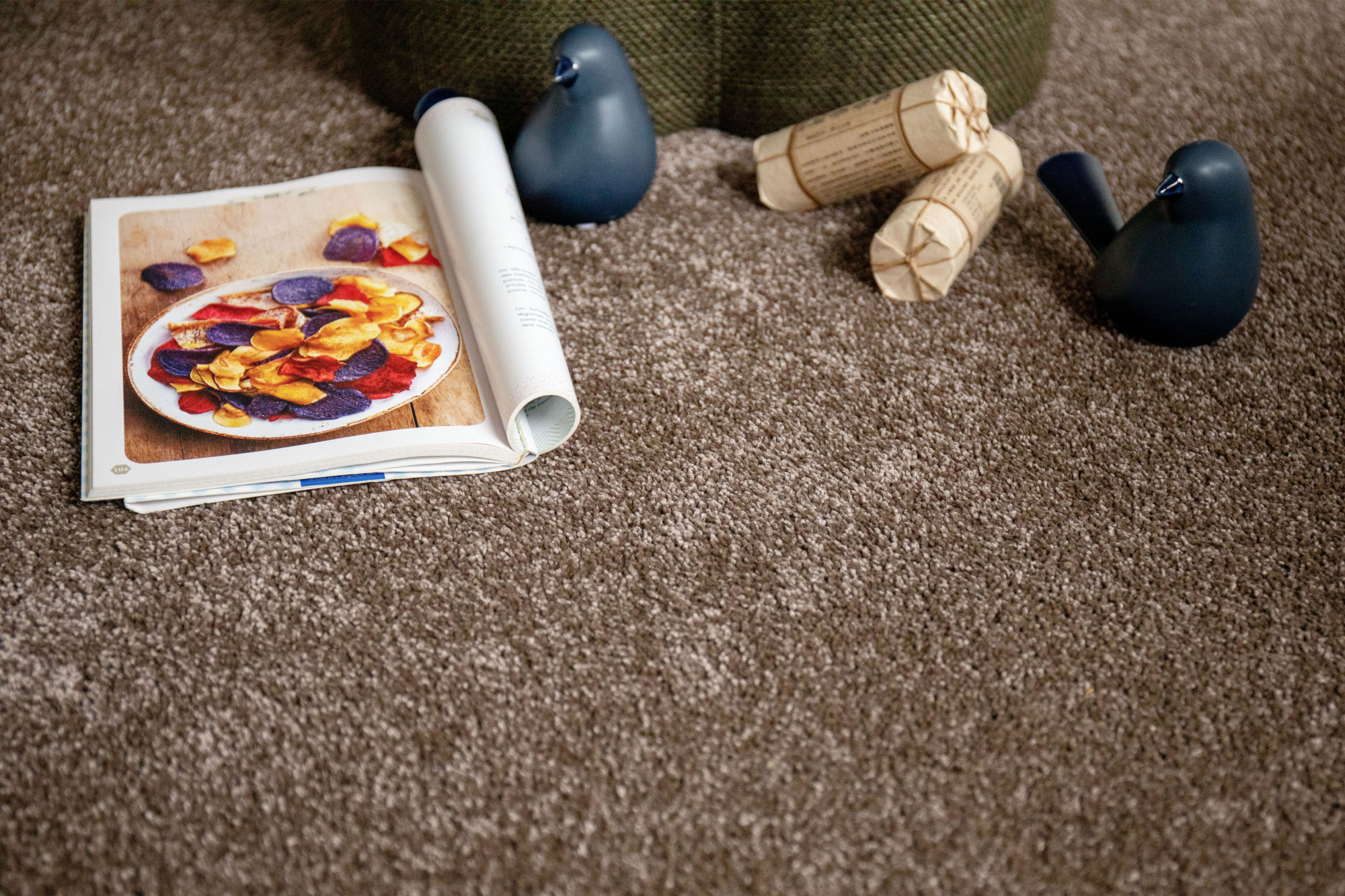 Moquette Select Chocolat – texture douce et résistante en mise en scène déco