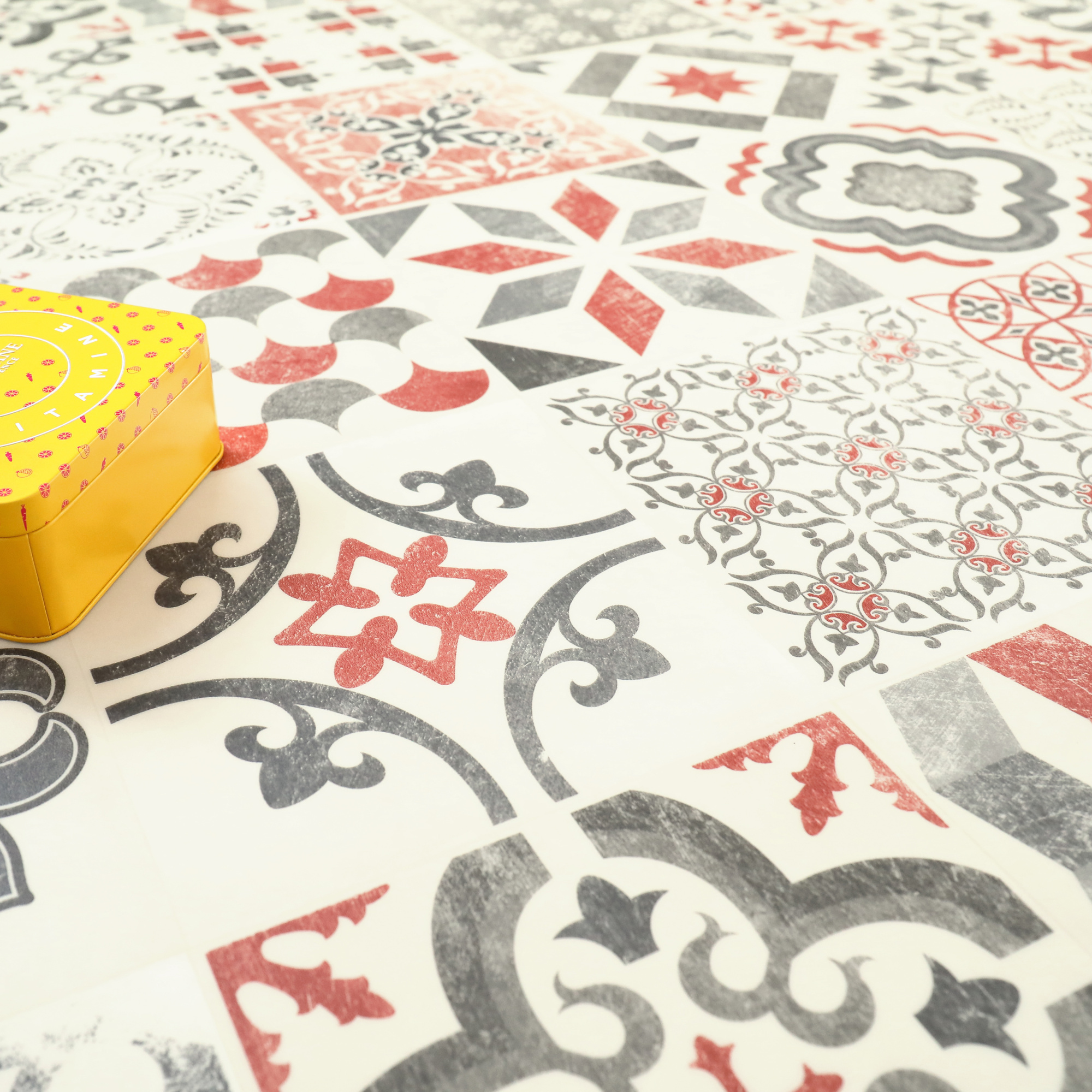 Vue en perspective du tapis sur mesure Sol Lino Rouge brique Carreaux de ciment