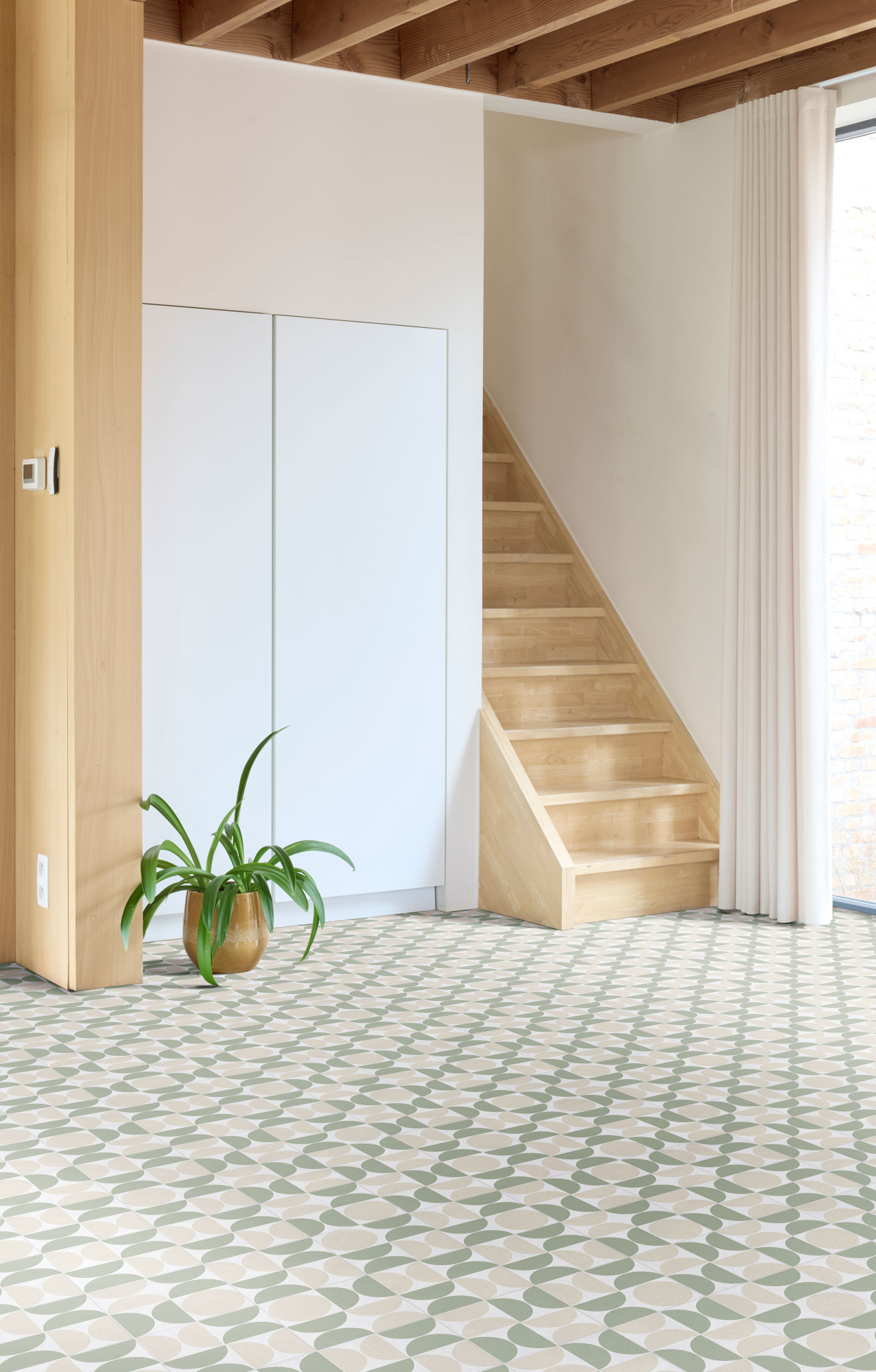 Tapis vinyle sur mesure vert Atelier Bauhaus dans une entrée