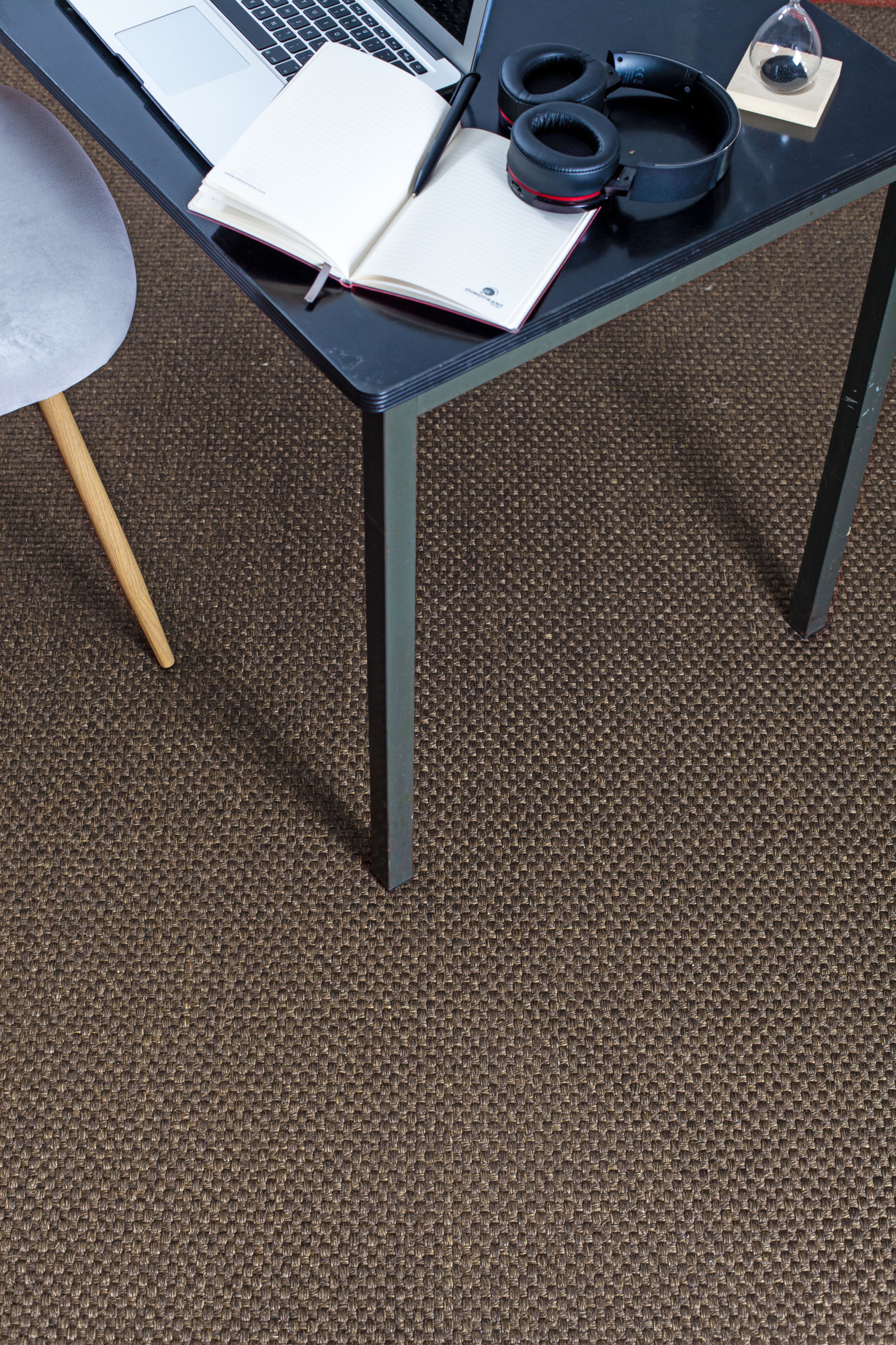Mise en ambiance déco avec le tapis sur mesure sisal Bahia marron sous un bureau