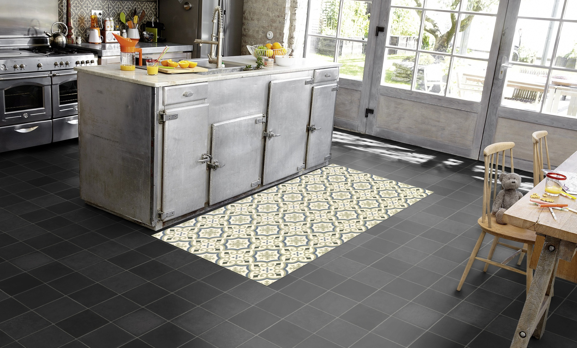 Tapis sur mesure Vinyle Effet carreaux de ciment - Arabesques vert et bleu - Cuisine