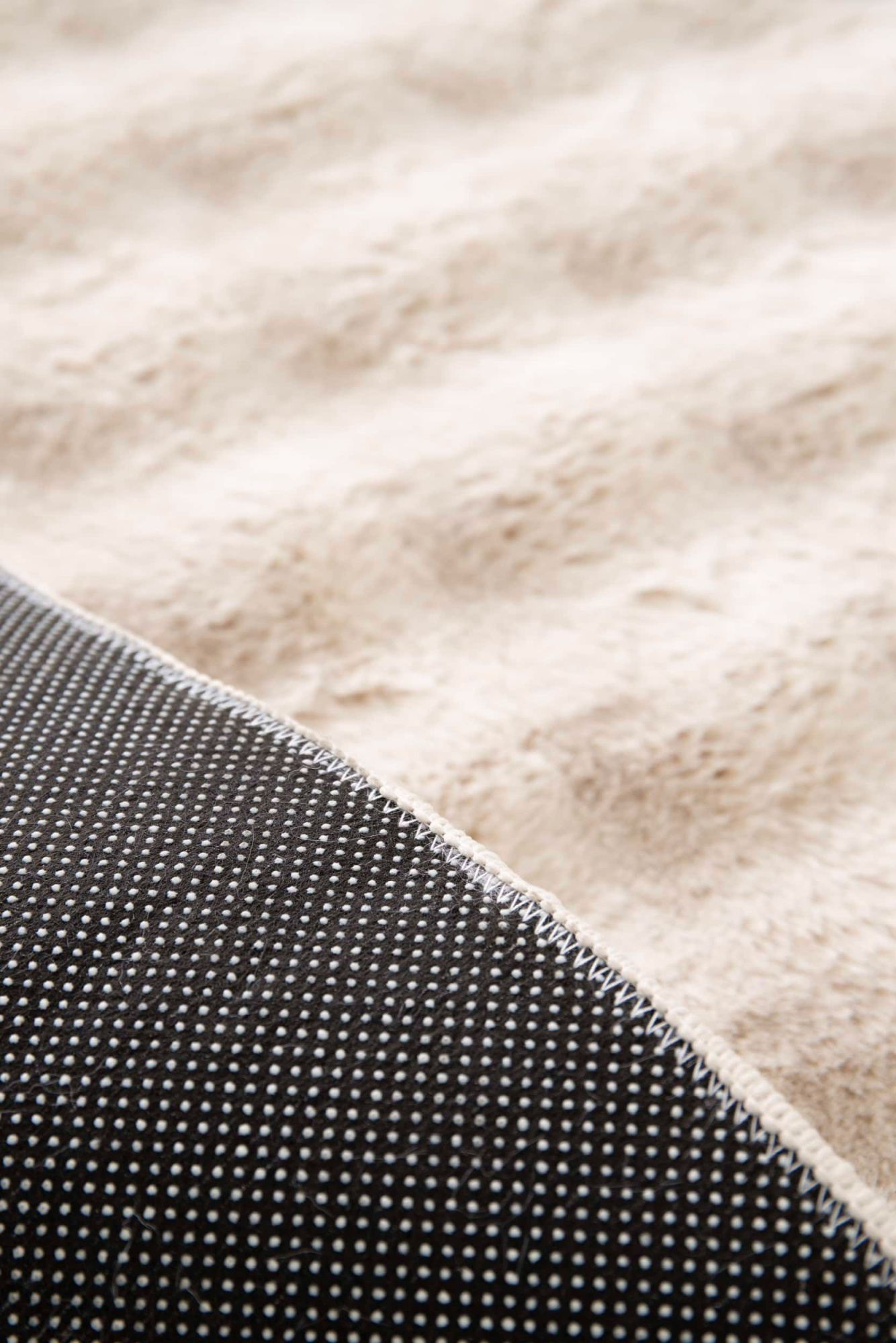 Envers antidérapant du tapis Bubly Latté beige clair en gros plan